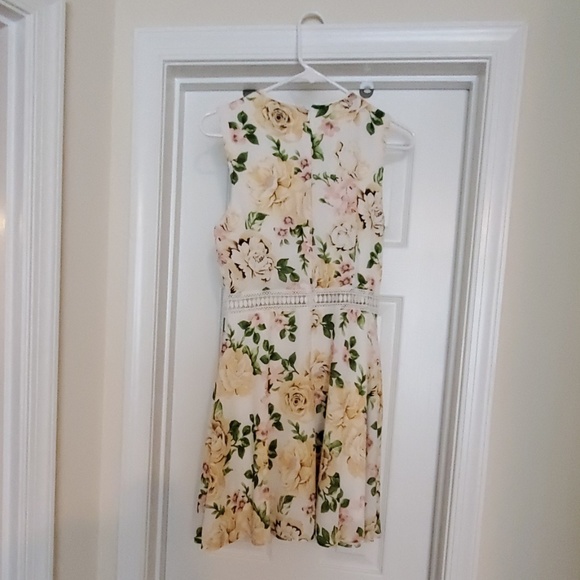 Spring dress - Picture 2 of 4